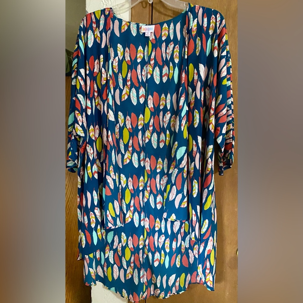 LuLaRoe LINDSAY Feather Pattern Waterfall Style Kimono 25”PTP Size: M